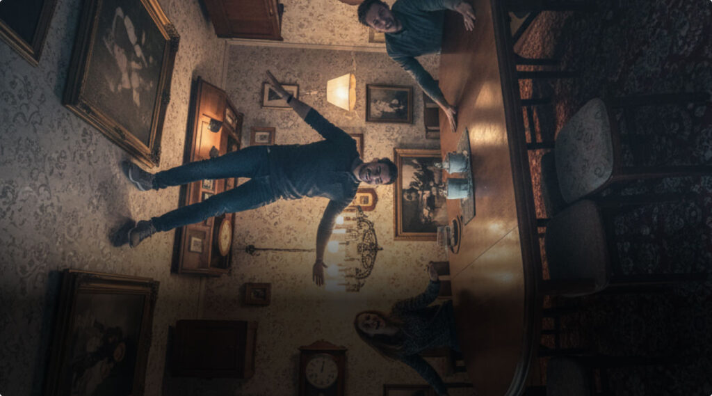 Pokój do góry nogami w muzeum iluzji Mielno – odwiedzający spacerują po odwróconej sali