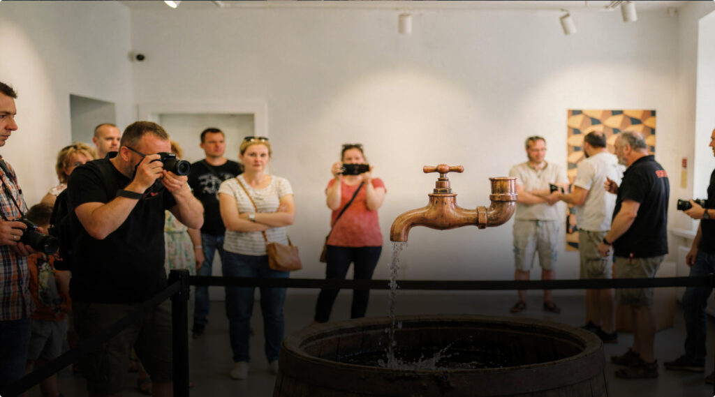 Lewitujący kran – niesamowita iluzja wody płynącej z powietrza w muzeum iluzji Mielno