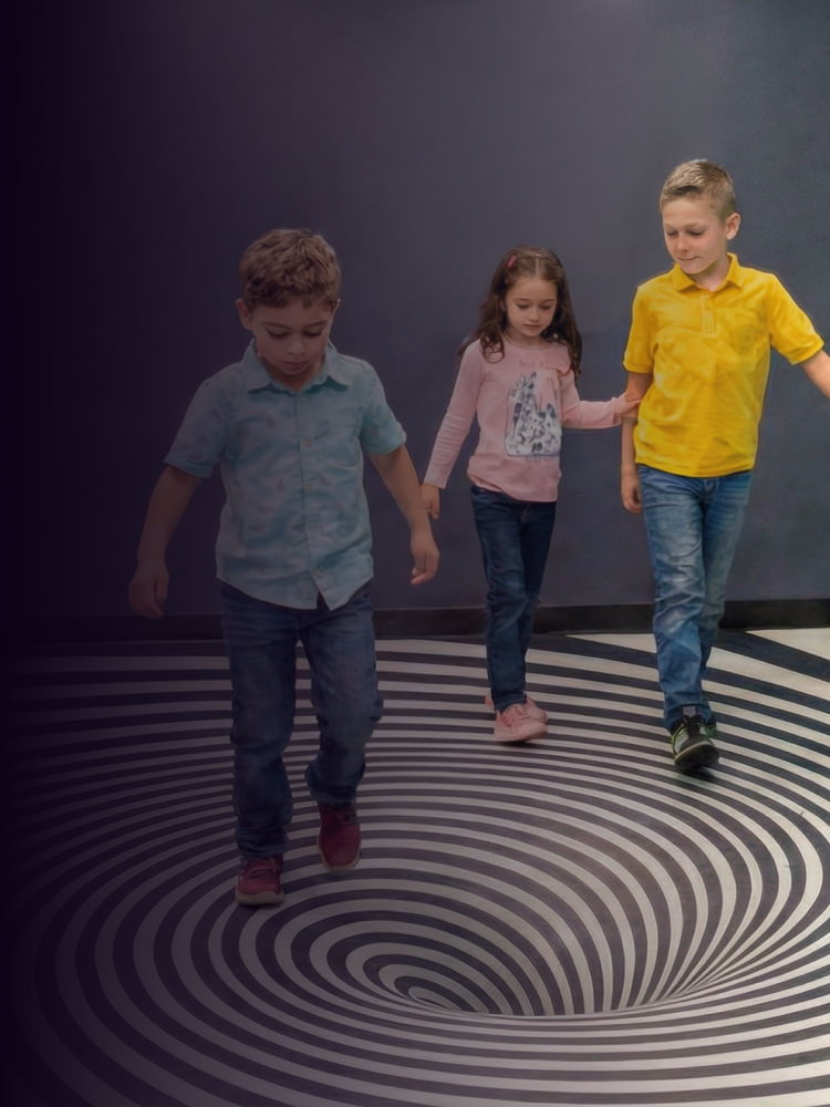 Dzieci z zachwytem odkrywają optyczną iluzję podłogi w muzeum iluzji Mielno – wersja mobilna